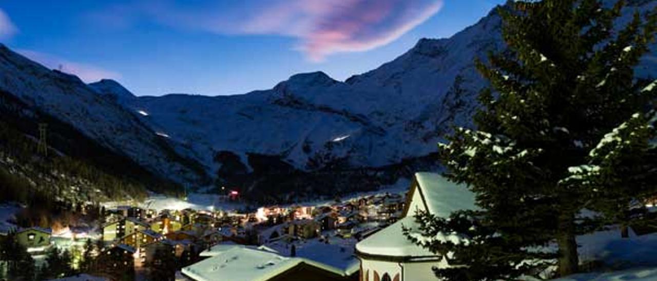 El pueblo de Saas Fee, que da nombre a la estación, está rodeado por trece "cuatromiles", entre los que destacan el Dom (4.565 m) y el Matterhorn (4.478 m).