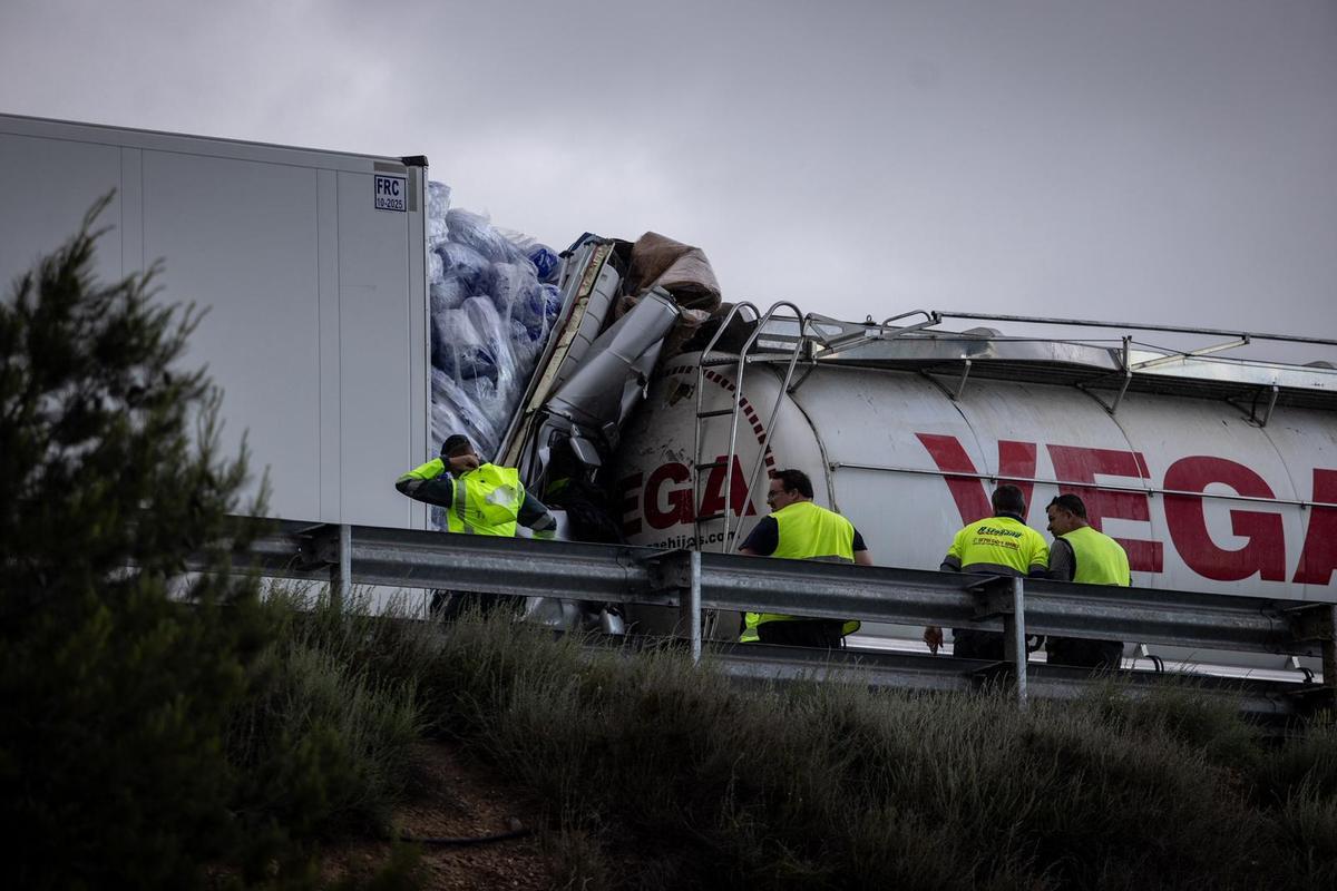 En imágenes | Accidente entre cinco camiones en la A-68 que ha obligado a cortar la autovía En imágenes | Accidente entre cinco camiones en la A-68 que ha obligado a cortar la autovía