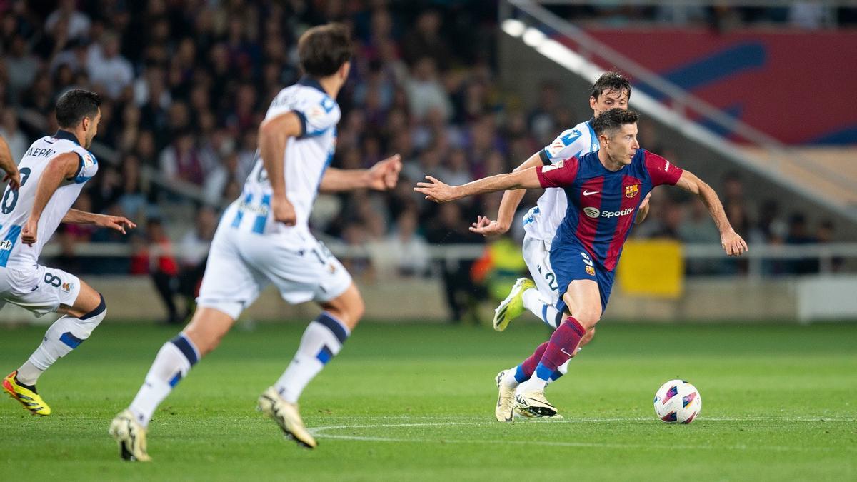 Lewandowski se gira para iniciar la jugada del 1-0 que marcó Lamine Yamal a la Real Sociedad en Montjuïc.