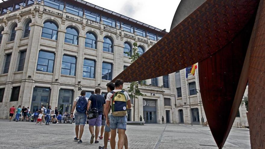 Estudiantes en el Campus de la UPV en Alcoy.