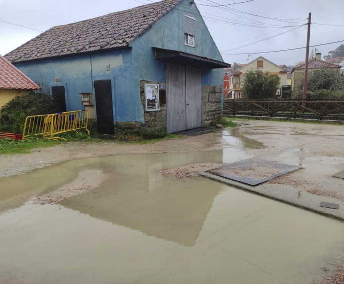 El local vecinal de Vilariño, rodeado de charcos. | SANTOS ÁLVAREZ