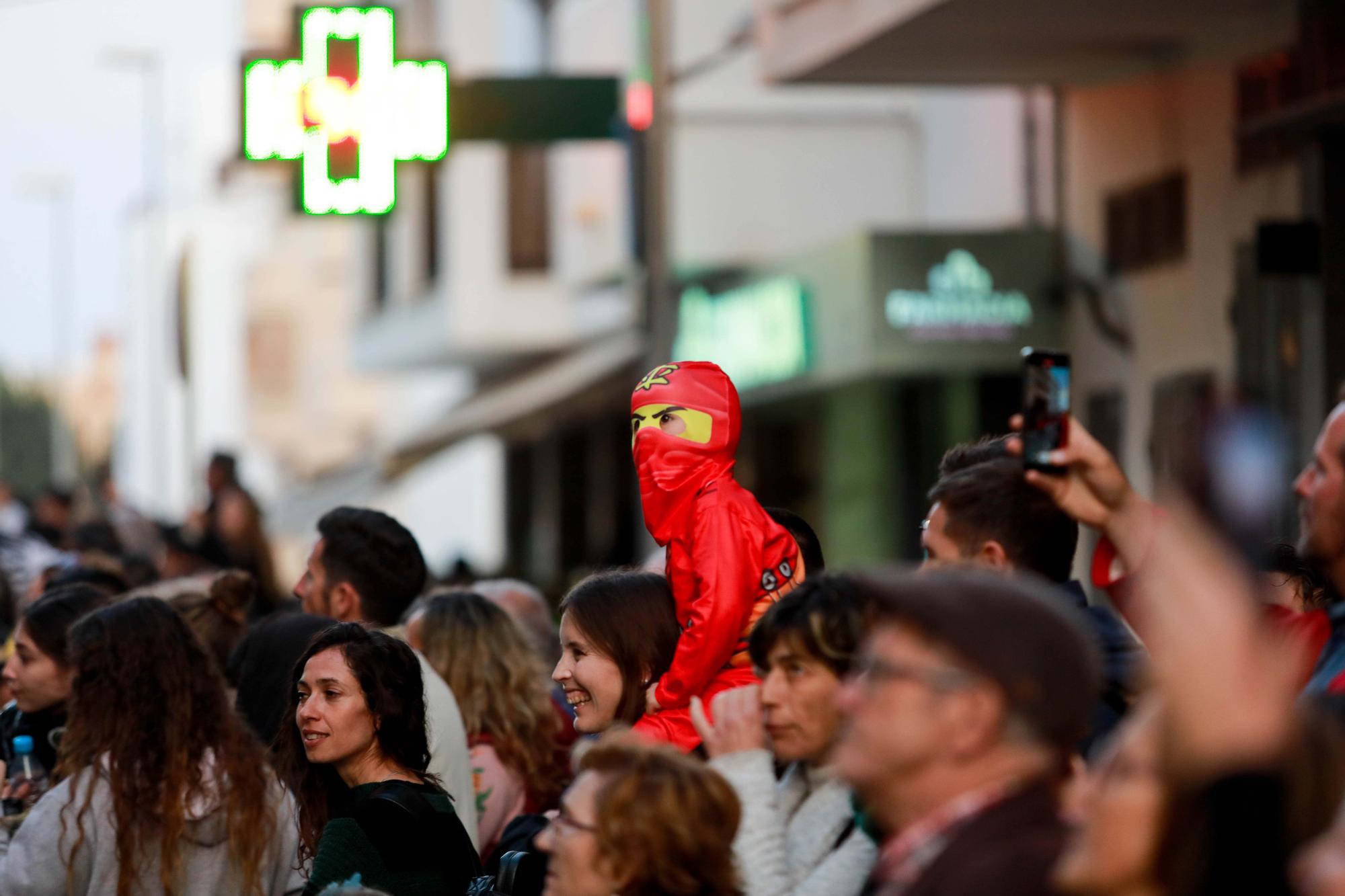 Todas las imágenes de la rúa de carnaval 2023 en Santa Eulària