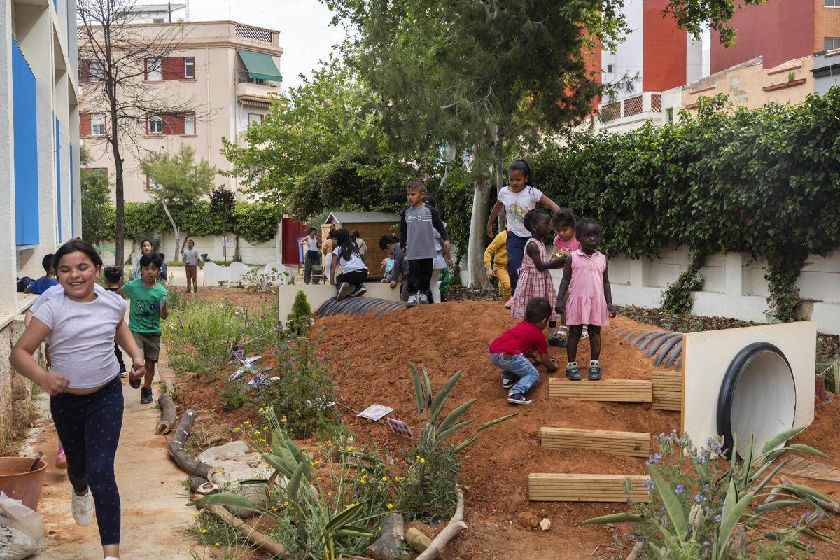 Xiquets i xiquetes juguen a la 'muntanyeta' del CEIP Ballester Fandos de València.