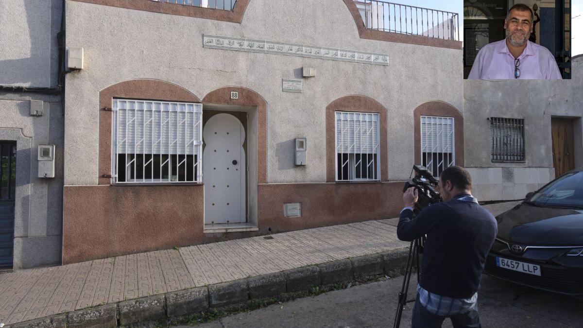 Mezquita de Badajoz después del registro de la Policía Nacional. En la esquina superior derecha, imagen del imán detenido Adel Najjar.