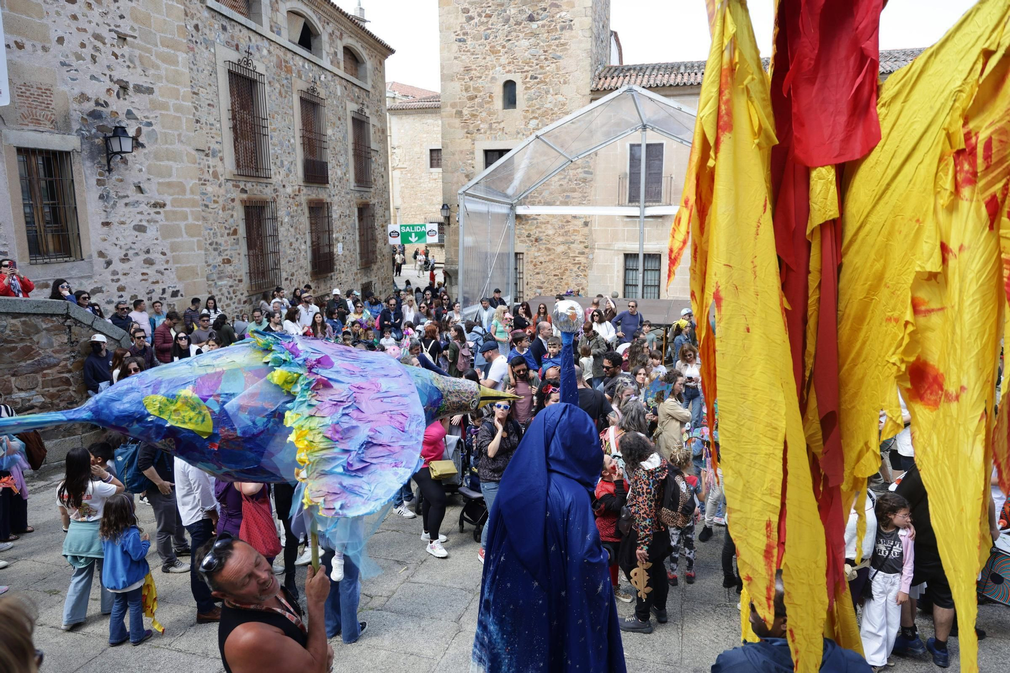 Las imágenes de este domingo de Womad en Cáceres: el pasacalles pone el broche final