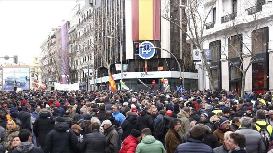 Cae parte de la fachada de la sede del PP en Madrid al querer poner su cartel