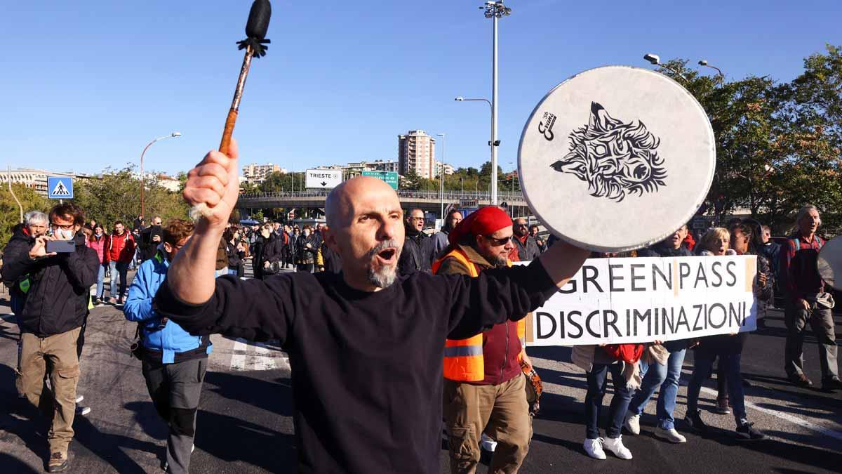 Protesta en Trieste contra la implementación del pasaporte covid.