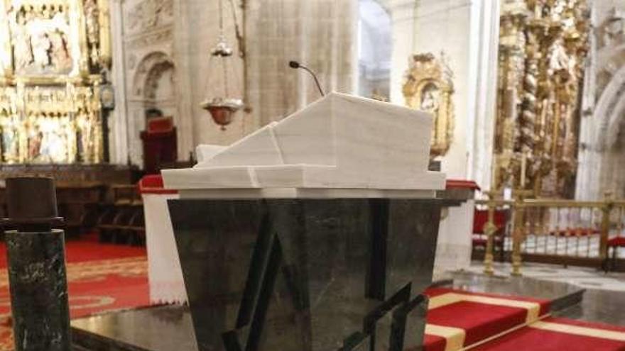 El nuevo ambón del altar mayor de la Catedral de Oviedo.