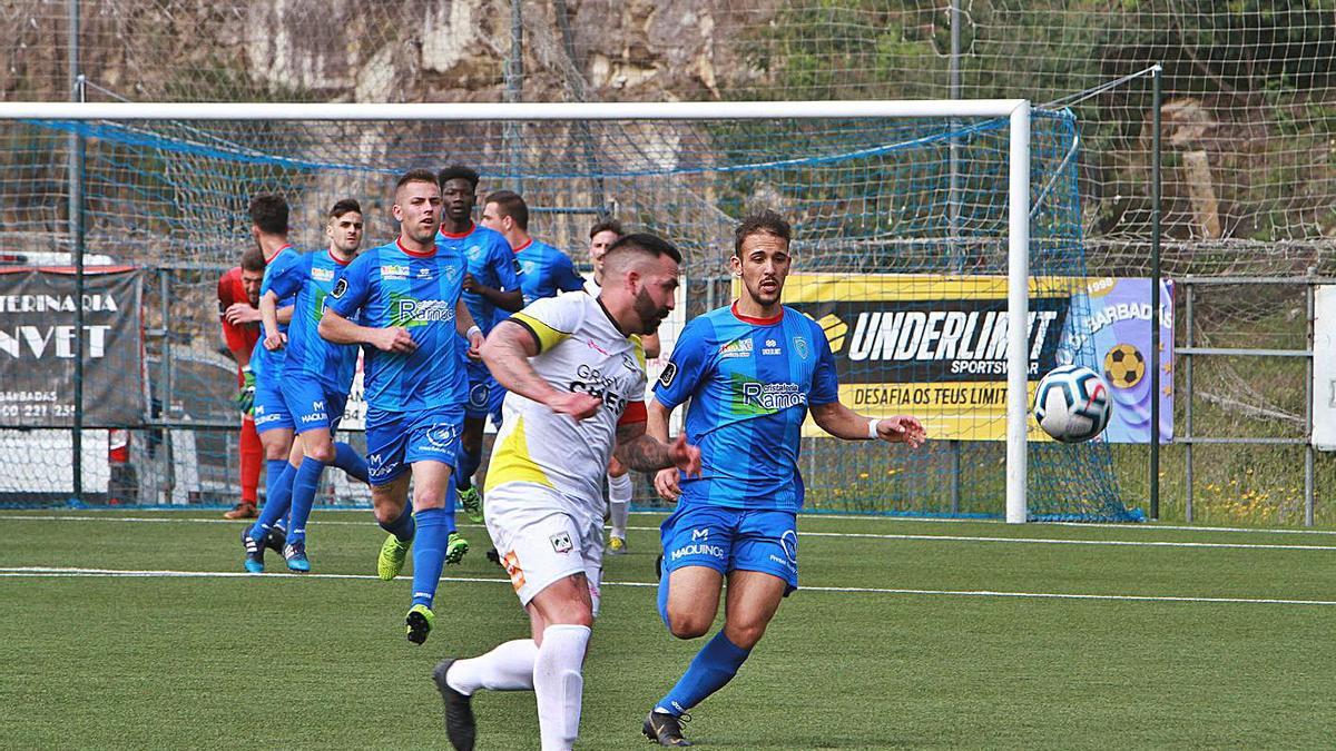 El Atlético Arnoia y el Barbadás pueden lograr el ascenso en la jornada de mañana. |  // IÑAKI OSORIO