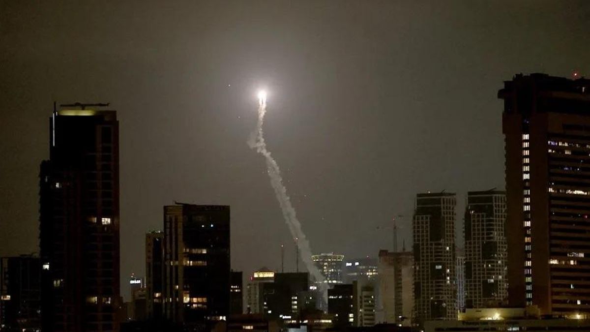 La Cúpula de Hierro, el sistema de defensa aérea israelí, intercepta misiles disparados desde Irán sobre Tel Aviv, Israel.