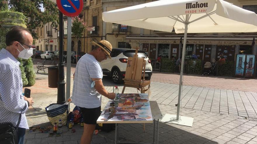Un participante en el concurso de dibujo y pintura al aire libre celebrado, recientemente, por la asociación en Coria.
