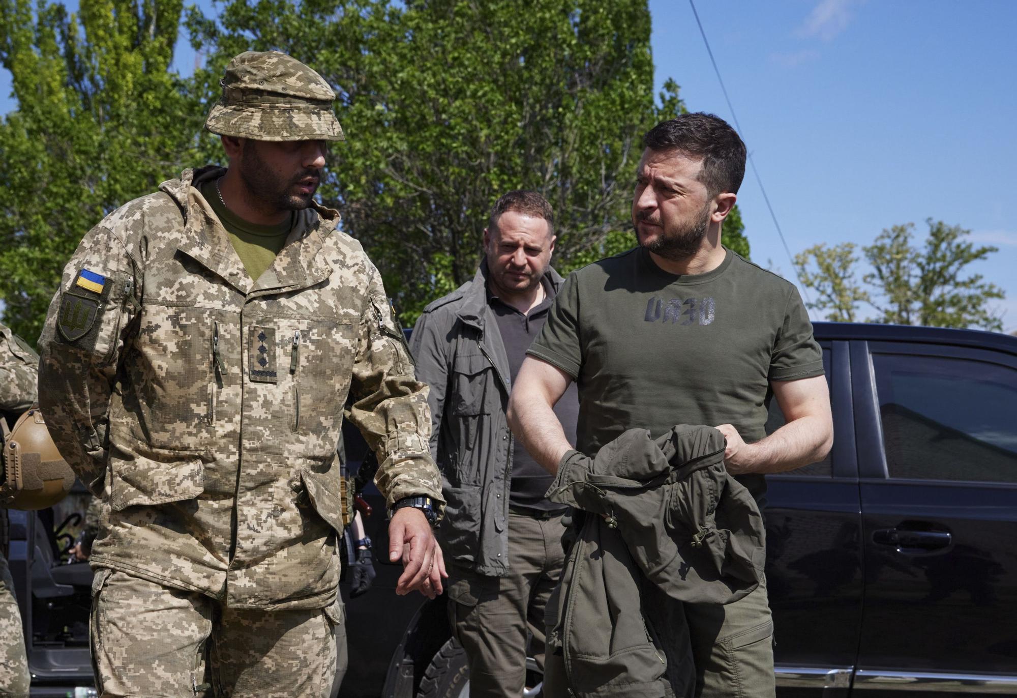 Ukrainian President Zelensky visits frontline