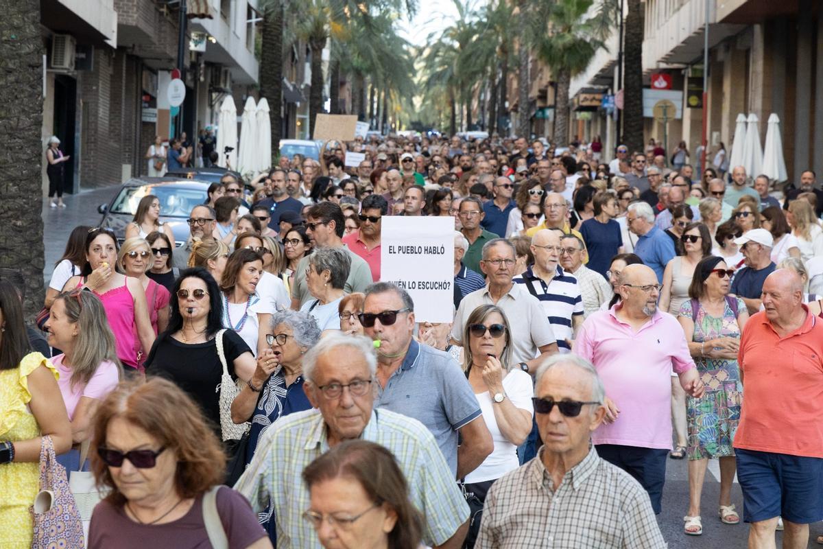 La manifestación en el descenso por la avenida Daniel Gil.