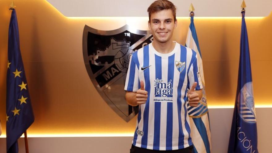 Aleix Febas posa como jugador del Málaga CF