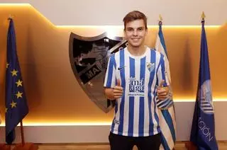 Aleix Febas posa como jugador del Málaga CF