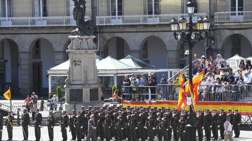 Una plaza de María Pita en rojo y gualda por la jura de bandera