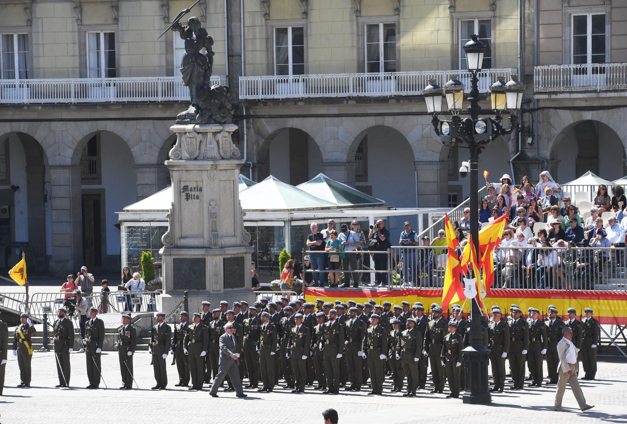 Una plaza de María Pita en rojo y gualda por la jura de bandera