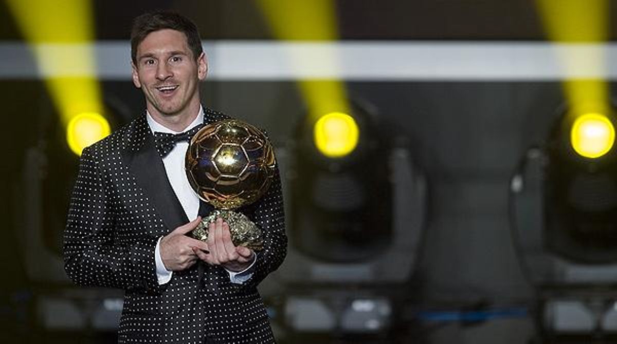 El davanter blaugrana recull el trofeu de la FIFA