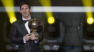 El davanter blaugrana recull el trofeu de la FIFA