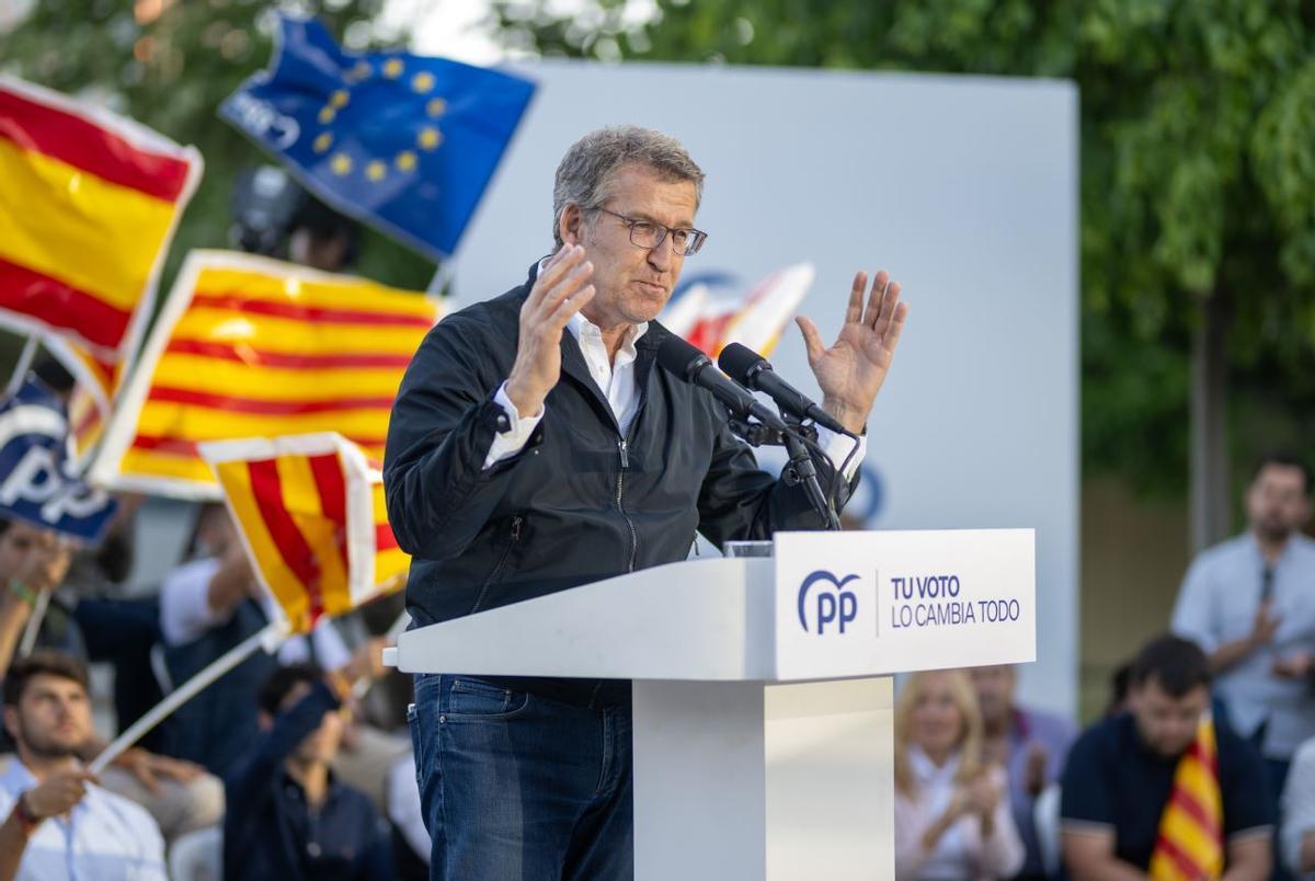 Alberto Nuñez Feijóo durante un mitín por las elecciones catalanas