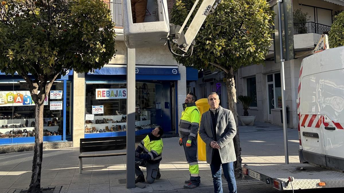 José Andrés García, en uno de los puntos donde se están instalando las cámaras en Baena.