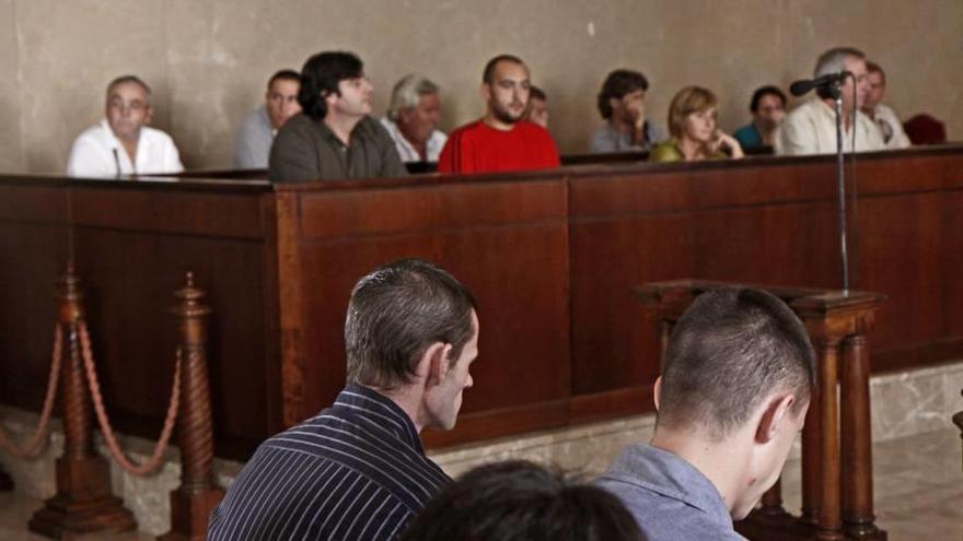 Imagen de dos acusados por asesinatos, juzgados por un jurado popular en Palma.