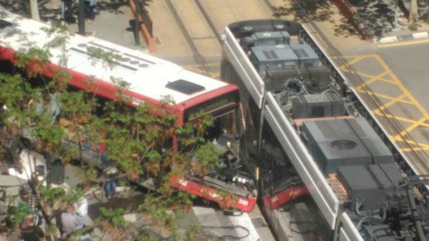 Aparatoso choque entre un tranvía y un autobús en Orriols