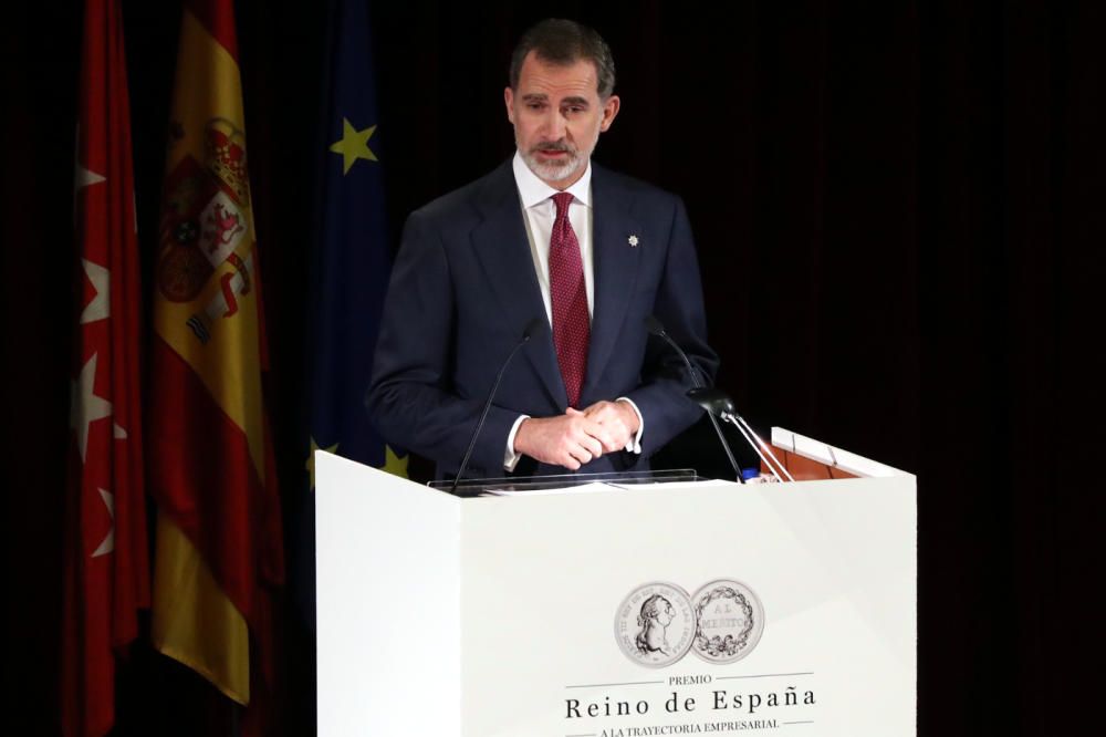 El Rey Felipe VI entrega, emocionado, el premio a título póstumo a la trayectoria empresarial a Plácido Arango