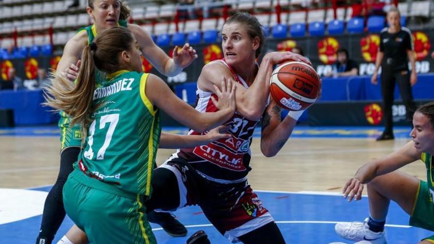 Nadia Colhado lluita per una pilota durant el partit d&#039;aquest diumenge