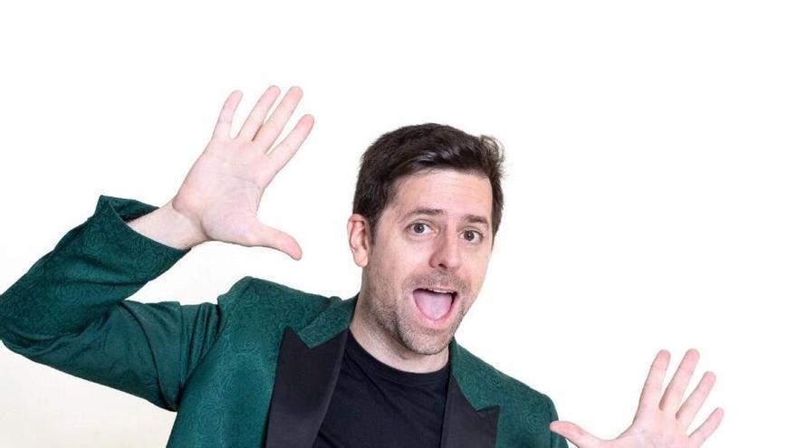 Carlos Gata lleva su humor sobre el tren de Extremadura a Badajoz