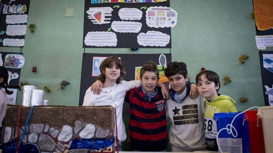 Xoel, Lucas, Carlos y Antonio, de sexto, presentaron un proyecto sobre geotermia. // Brais Lorenzo