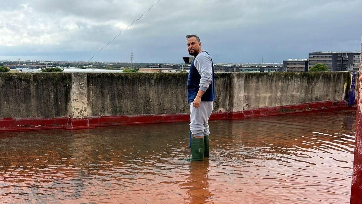 Rafael, vecino del edificio donde vivía Antonio F., en la terraza inundada antes del hallazgo del cadáver.