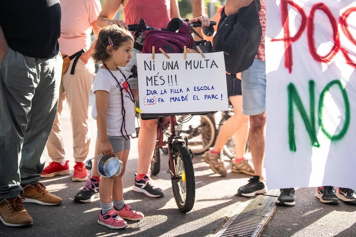 Vecinos del Park Güell protestan por multas a bicicletas
