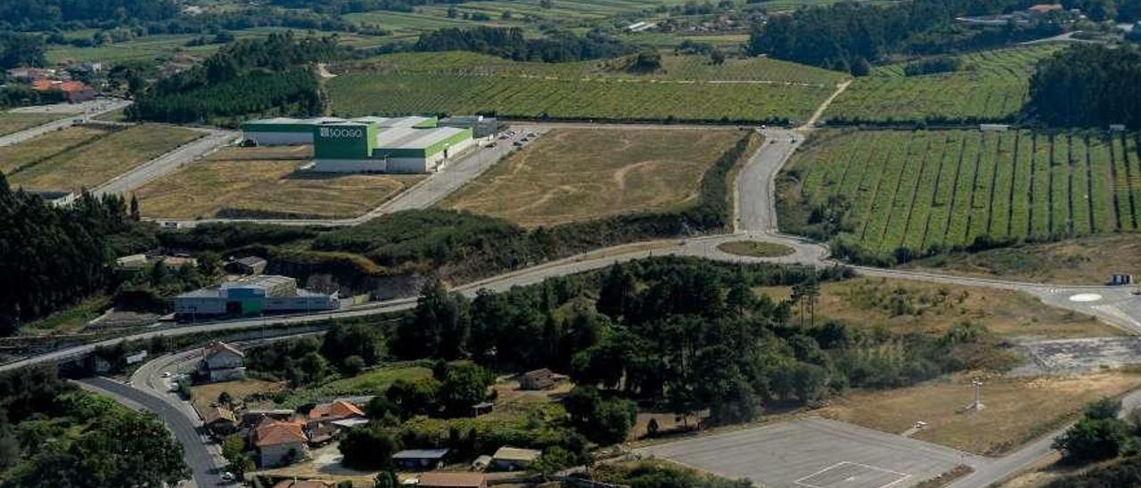 Vista aérea del polígono de Baión, donde se aprecia que aún hay numerosas parcelas vacías. // Iñaki Abella