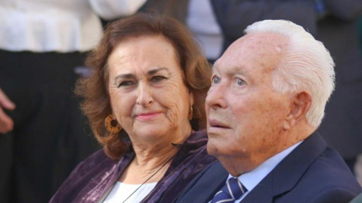 Archivo - Curro Romero durante su homenaje e inauguración de busto, acompañado por Carmen Tello.