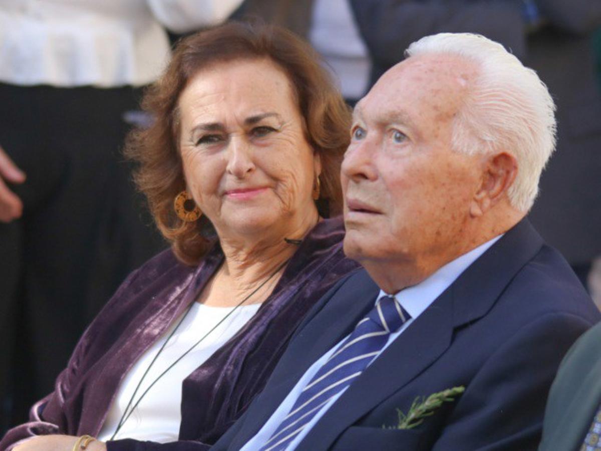 Archivo - Curro Romero durante su homenaje e inauguración de busto, acompañado por Carmen Tello a 29 de Noviembre de 2025 en Camas.