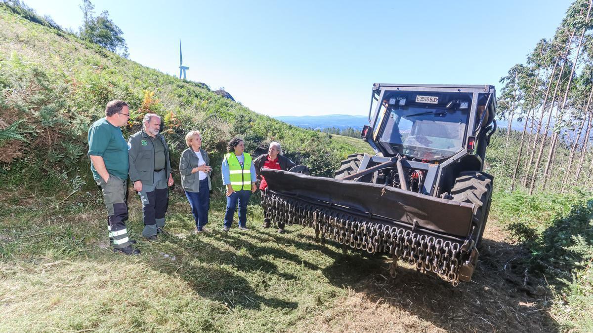 Visita de Belén do Campo, delegada de la Xunta, a los trabajos de prevención de incendios en Melide