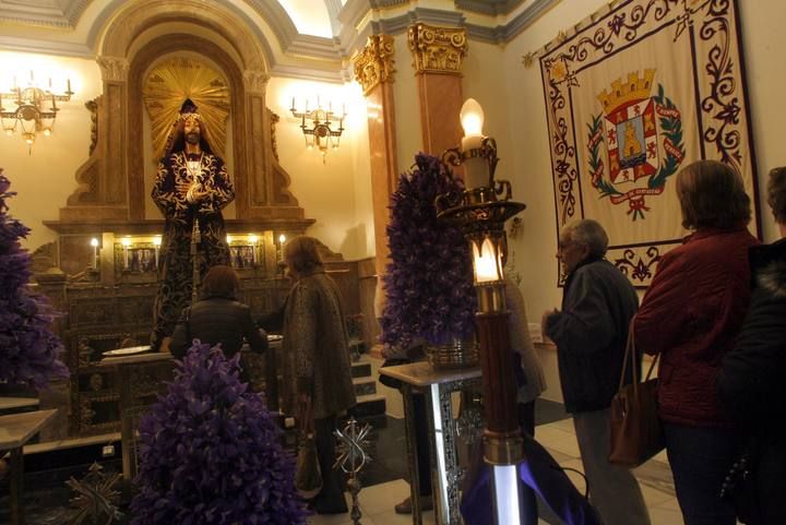 Besapie del Cristo de Medinaceli en Cartagena