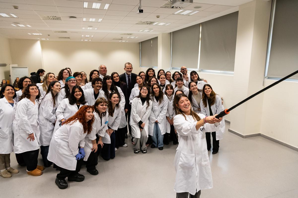 Los reyes con todas las voluntarias del proyecto Salvem les Fotos.