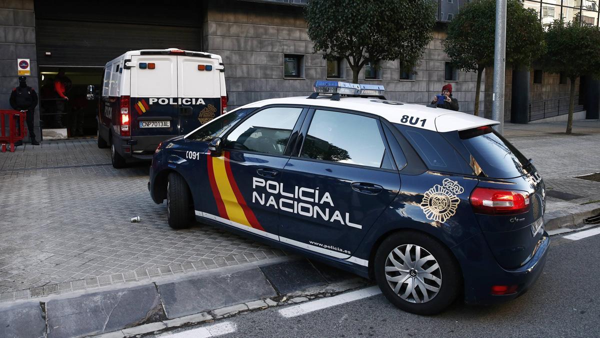 Acceso a las dependencias judiciales del furgón donde se encuentran los cinco sevillanos acusados de una violación grupal.