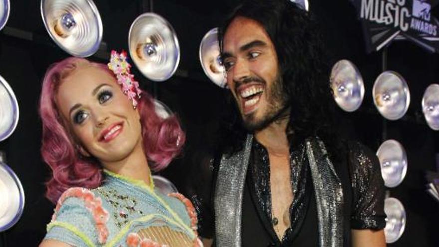 Katy Perry, junto a su esposo.