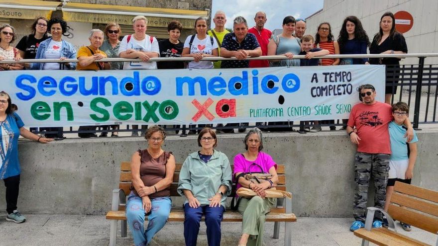 Una de las pancartas, con miembros de la plataforma. |  FdV