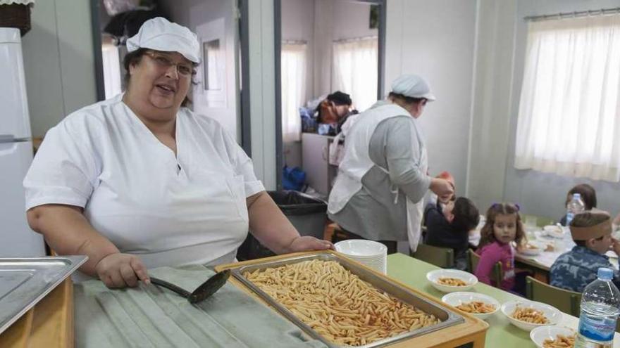 La encargada del comedor del colegio Portofaro, el pasado jueves.