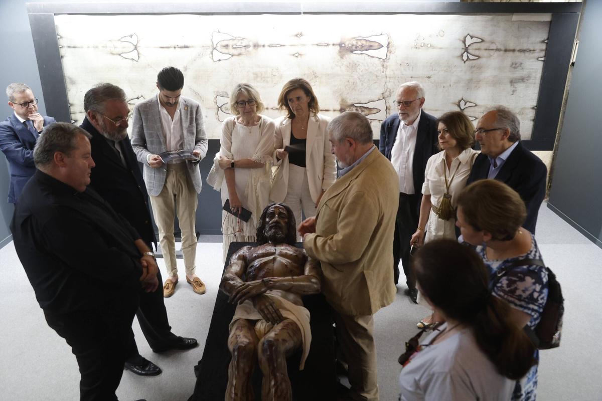 La muestra, que permanecerá hasta el 31 de agosto, resume las investigaciones sindónicas de la Fundación Aguilar Eslava y el escultor Juan Manuel Miñarro