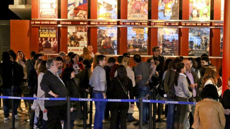 Una imagen de colas para las taquillas el día de la Fiesta del Cine en Alicante