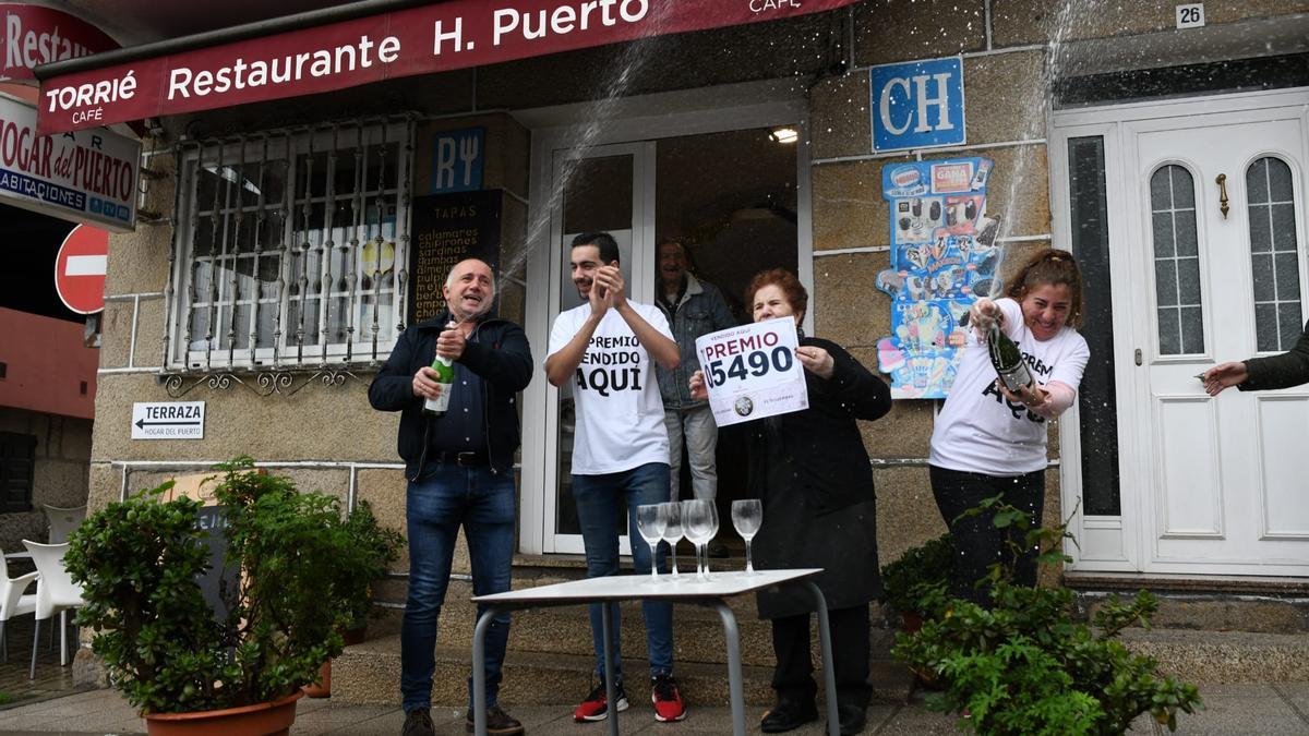 Celebración en el bar Hogar del Puerto de Poio