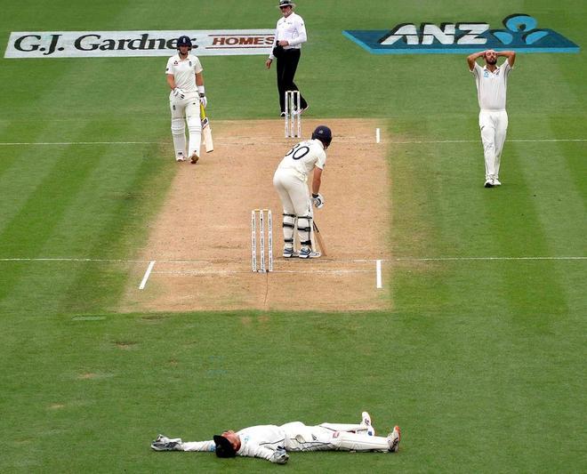 Ollie Pope (C) observa cómo Daryl Mitchell (R) reacciona ante la falta lanzada por un compañero de equipo BJ Watling en el día cuatro del segundo partido de prueba de cricket entre Inglaterra y Nueva Zelanda en Seddon Park en Hamilton.