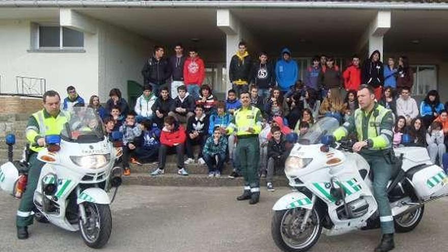 Guardias civiles, ayer, con escolares baioneses. // Faro