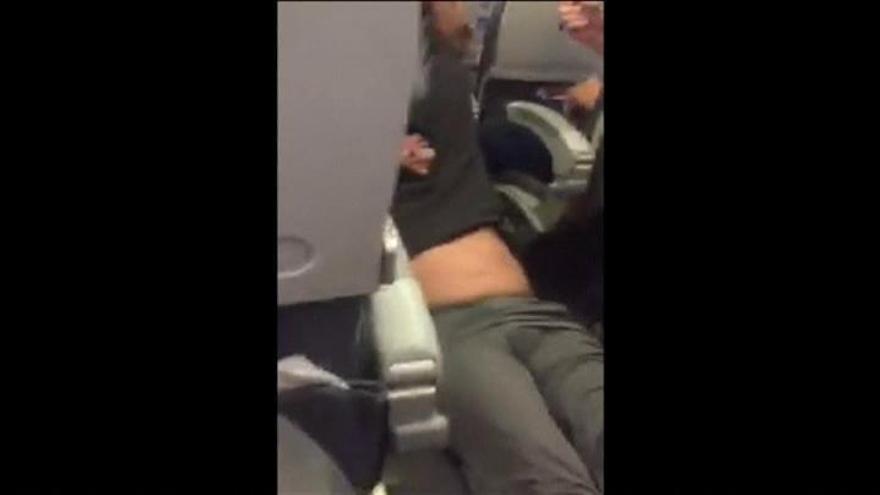 expulsión del pasajero de origen asiático de un avión de United Airlines