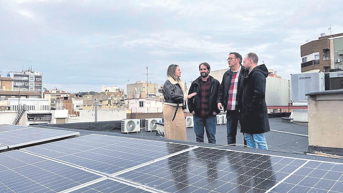 La alcaldesa de la Vall d'Uixó, Tania Baños, junto a varios integrantes del gobierno local en una instalación de placas.